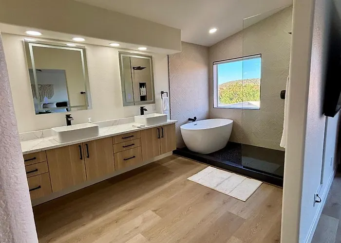 Walk To Sabino Canyon Trails, 4bd With Hot Tub Holiday home